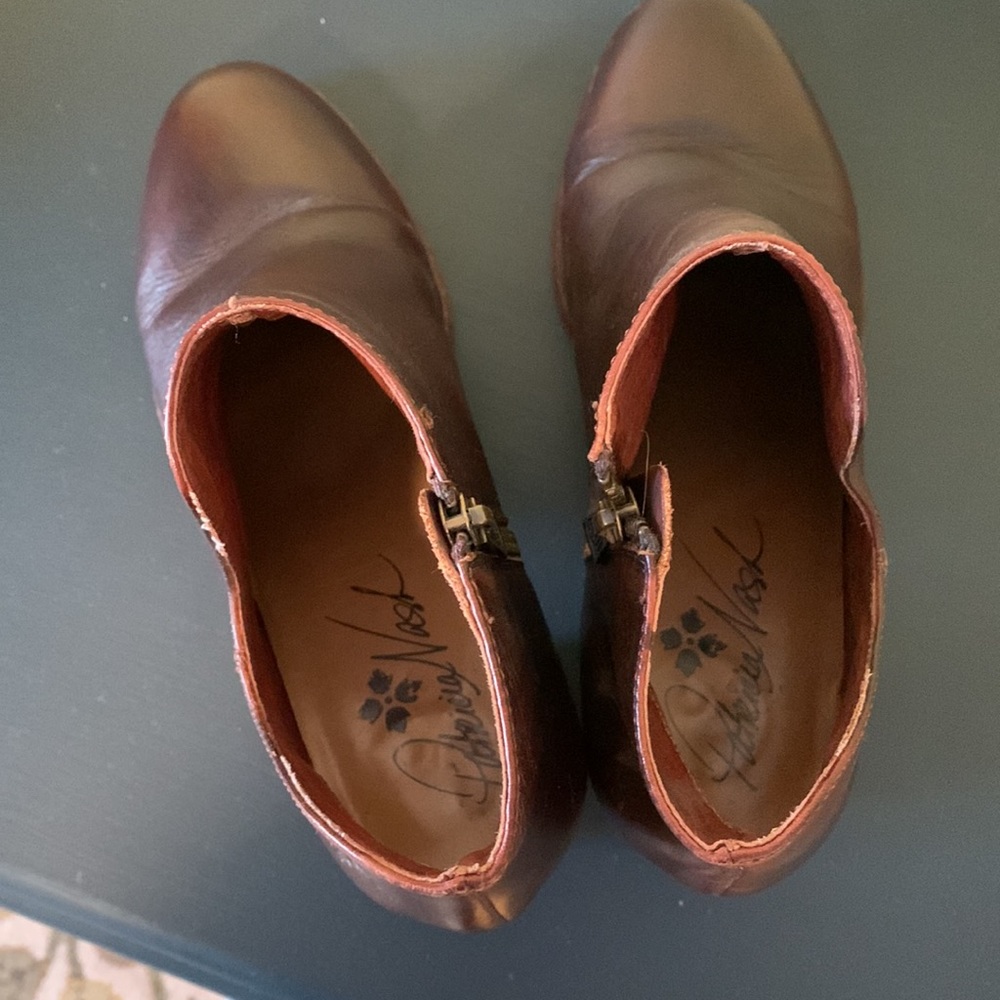 Patricia Nash brown leather cut out ankle booties - Picture 7 of 8